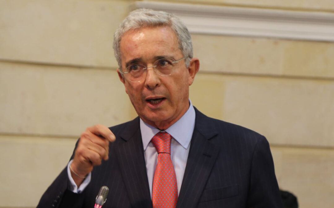 Tribunal absuelve a Álvaro Uribe por delito de soborno en actuación penal