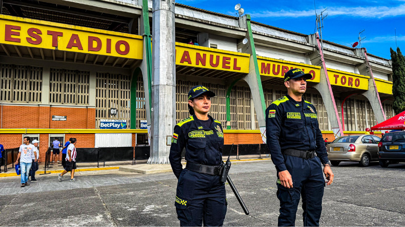 300 policias