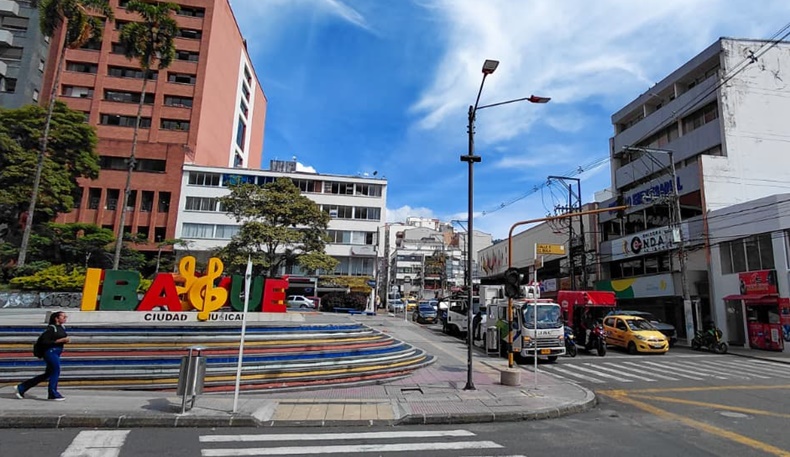 Retiran poste de alumbrado público deteriorado en el parque Murillo Toro de Ibagué