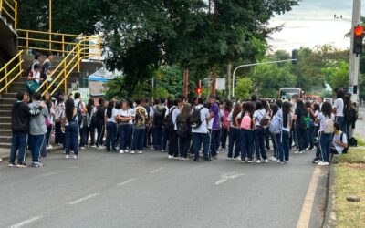 Estudiantes de La Sagrada Familia protestaron en la carrera Quinta por el estado de un muro perimetral