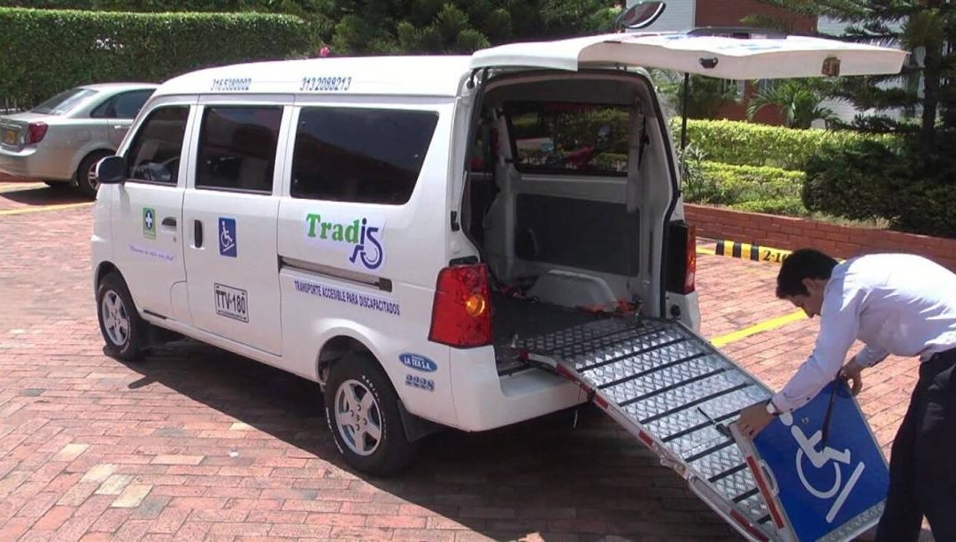 Vehículos que transportan personas con discapacidad estarán exentos de restricciones de pico y placa