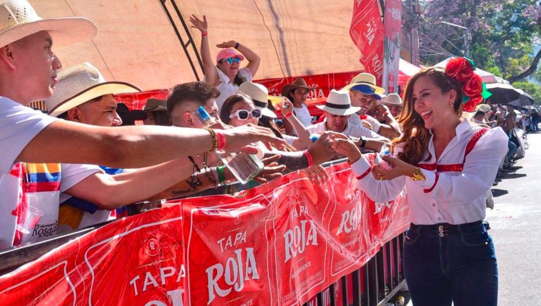 Tapa Roja y Aguardiente Rosado participaron en el desfile de San Pedro del Festival Folclórico Colombiano
