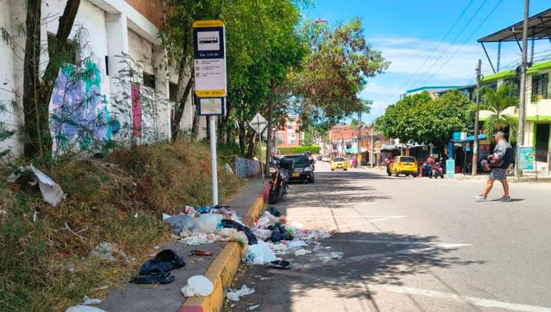 Denuncian acumulación de basuras en paradero de buses del barrio El Jardín en Ibagué