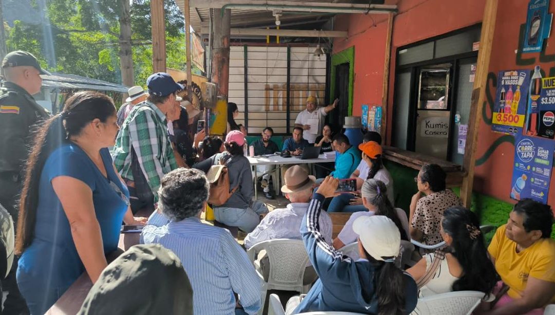 Alcaldía y comunidad acuerdan avanzar en solución vial para Pico de Oro